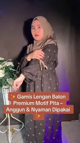 Deskripsi: Tampil elegan dengan Diora Dress Gamis Pita! 🌸 Terbuat dari bahan rayon premium yang adem dan jatuh cantik, gamis ini punya model lengan balon kekinian yang memberi kesan manis sekaligus modern. Motif pita yang unik membuat penampilanmu semakin stylish, cocok untuk acara santai hingga formal. #GamisMuslimah #GamisPremium #GamisLenganBalon #OOTDMuslimah #gamisrayon 