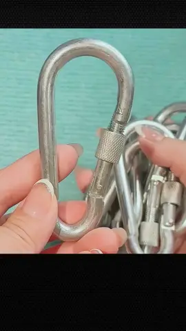 Móc xích thép mạ kẽm có khoá siêu bền. Dùng để chằng buộc đồ đi phượt, đi chơi, dây phơi, treo võng, xích chó mèo vật nuôi .. rất tiện dụng#mocxich #mocxichchomeo #mocthep 