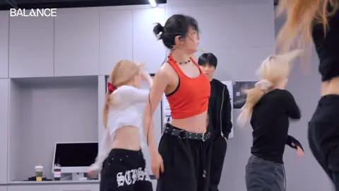 Dibalik Seulgi dan para dancer yang ngos ngosan ada irene yg lagi ngakakk  🤣🤣 @Red Velvet #redvelvet_smtown @SMTOWN @SMTOWN Indonesia #smtown #irene #seulgi #masukberanda 