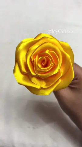 Todo es cuestión de practica #rosaseternas #tutorial #tiendaderegalos #regalos #rosasamarillas 