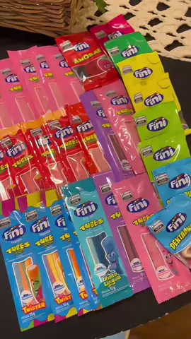 Confira a explosão de sabores e cores dos doces Fini!   De tubos de regaliz aos gelatinosos ursinhos, tem diversão para todos os gostos.   Sinta a alegria em cada mordida com Fini — é diversão garantida!   #Fini  #FiniLovers  #DocesFini #Guloseimas #TikTokDoce