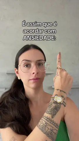 Muita gente acha que acordar com ansiedade é só estar “nervoso logo cedo”, mas a verdade é que o corpo já desperta em alerta. Você abre os olhos e sente como se não tivesse descansado, o coração dispara, os pensamentos não param e até sintomas físicos como náusea, dor e tensão aparecem. Isso não é frescura. É seu corpo pedindo ajuda e mostrando que a ansiedade precisa ser cuidada. 👉 Quer aprender a controlar esses sintomas e recuperar seus dias? Conheça meu programa Domine Sua Ansiedade e dê o primeiro passo para viver em paz. #ansiedade #ansiosa #viral #viraliza #fyp 