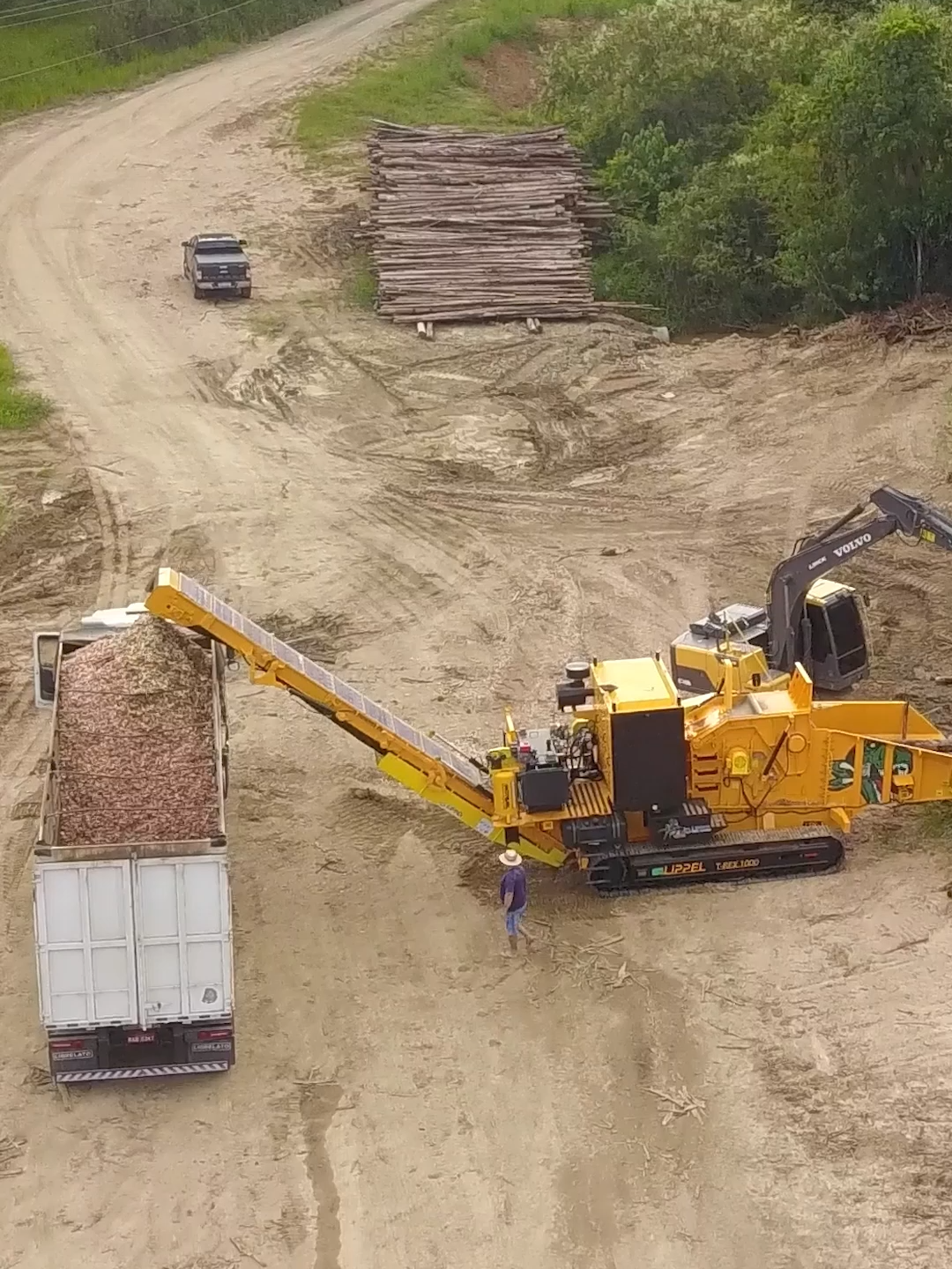 O T-REX 1000 é Picador e Triturador que entrega muita versatilidade. Com rotor a martelos, faz a trituração de materiais muito contaminados. Materiais com muita areia e barro, como raízes, também podem ser triturados de forma eficiente com essa opção de rotor a martelos. É um equipamento que tem produção de 100T/H com consumo médio baixo, o que trás a tona a importância de um sistema de corte eficiente e otimizado, que utiliza de toda força e torque do motor. T-Rex 1000, a máquina com versatilidade para se adaptar aos mercados mais diversos. #PicadorFlorestal #TrituradorIndustrial #TrituradorDeResiduos #MaquinasFlorestais #MaquinasParaBiomassa #SolucoesSustentaveis #EnergiaRenovavel #ManejoFlorestal #Compostagem #LimpezaUrbana #PodaUrbana #Bioenergia
