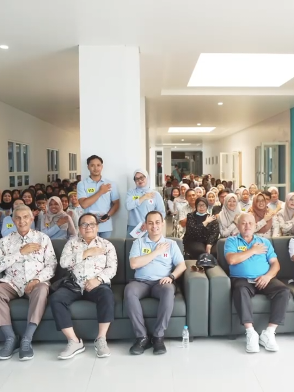 Perayaan ulang tahun ke-11 RS Intan Husada berlangsung penuh syukur dan kebersamaan. Momen doa bersama, pemotongan kue ulang tahun, serta pemotongan tumpeng semakin istimewa dengan diresmikannya Gedung baru C dan D. Terima kasih atas dukungan, doa, dan kepercayaan yang telah mengiringi perjalanan ini. Mari terus melangkah bersama dengan semangat Forever Caring.  #RSIntanHusada #11thAnniversary #ForeverCaring