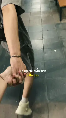 #CapCut la nguoi dau tien cam tay...#viral #couple #nguoidautien #fyp 