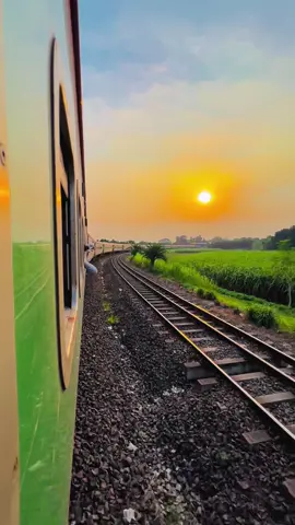 #trainvideo উত্তরবঙ্গের সর্ববৃহৎ টার্নিং রেলওয়ে স্টেশন চিনে থাকলে বলো? #traintravel #railway #train #weather 