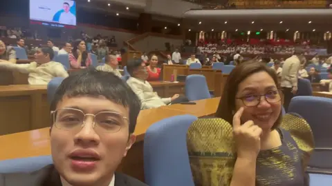 “AT ВАКА MA-MEOW MEOW MEOW ANG MGA NAKAUPO” Bago magsimula ang sesyon ng Kamara ngayong Lunes, Sept. 15, pabirong inawit ni 4th District Cavite Rep. Kiko Barzaga ang ilang linya mula sa hit song ni Gloc-9 na “Upuan”.  Dagdag pa niya, “Magbabago na ang House of Representatives. We will bring justice into this corrupt system.” 📸: Cong. Kiko Barzaga / Facebook