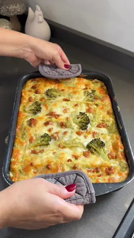 Lasagne con broccoli e salsiccia Ingredienti ⬇️ - Lasagne fresche  - 400 g broccoli - 300 g salsiccia (dolce o piccante) - 1 scalogno - Besciamella q.b. - Mozzarella o provola a piacere - Parmigiano grattugiato - Olio evo, sale, pepe nero ————————— Procedimento  In una padella scalda un filo d’olio e fai rosolare lo scalogno tritato insieme alla salsiccia sbriciolata. Quando è ben cotta, mettila da parte. Nella stessa padella aggiungi i broccoli lavati e tagliati a pezzetti, un pizzico di sale, pepe nero e poca acqua tiepida. Lasciali cuocere finché diventano morbidi, poi frullali fino a ottenere una crema liscia. A questo punto componi la lasagna: nella pirofila stendi un velo di besciamella, adagia le sfoglie di lasagna e continua con besciamella, crema di broccoli, salsiccia, mozzarella o provola e una spolverata di parmigiano. Prosegui a strati fino a terminare tutti gli ingredienti, completando con besciamella e parmigiano. Copri con carta forno e stagnola e cuoci in forno preriscaldato a 180°C per circa 35-40 minuti. Negli ultimi 10 minuti scopri la pirofila per ottenere una crosticina dorata e filante. Appena sfornata è pura magia: cremosa, filante e irresistibile.🧡 . . #pasta#lasagna #comfortfood #healthyfood #Recipe 