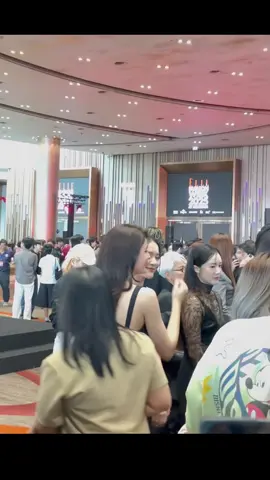 Hôm nay chị bé giữ ảnh hơi mệt ,ảnh hơi lá.o cá chút nhưng được cái sợ vk 🤣🤣🤣…mấy con iu nhền nhện tránh ra coi 😂😂😬#girlfriend #shellypundao #fyp #ellefashionweek2025 #gl 