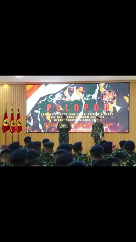 *Peringati HUT Pelopor ke-66, Sat Brimob Polda Kaltim Gelar Tradisi Syukuran* Tribratanews.kaltim.polri.go.id, Balikpapan - Satuan Brimob Polda Kaltim menggelar acara syukuran dalam rangka memperingati Hari Ulang Tahun (HUT) Pelopor ke-66 Korps Brimob Polri. Kegiatan berlangsung di Aula Satya Haprabu Mako Sat Brimob Polda Kaltim, pada Minggu (14/09/25). Acara syukuran ini merupakan tradisi tahunan yang selalu dilaksanakan untuk mengenang sejarah panjang Pasukan Pelopor sekaligus memperkuat komitmen pengabdian dan loyalitas personel Brimob. Dengan mengusung tema “Pasukan Pelopor yang Solid, Efektif & Cepat Siap Mendukung Program Astacita Menuju Indonesia Emas 2045”, kegiatan dihadiri oleh Komandan Satuan Brimob Polda Kaltim Kombes Pol Andy Rifai, S.I.K., M.H., para pejabat utama Sat Brimob serta jajaran personel Batalyon Pelopor dan Gegana Sat Brimob Polda Kaltim. Dalam sambutannya, Kombes Pol Andy Rifai menegaskan pentingnya menjadikan semangat Wajracyena sebagai pegangan dalam melaksanakan tugas. “Setiap anggota Pelopor harus mampu menjaga kesehatan, kekompakan, serta terus meningkatkan keterampilan guna menghadapi berbagai tantangan, terutama ancaman kejahatan berintensitas tinggi,” ucapnya. Sebagai informasi, Pasukan Pelopor lahir pada tahun 1955 sebagai satuan elit Korps Brimob. Atas jasa besarnya, Presiden Soekarno kala itu memberikan penghargaan hingga akhirnya melalui Surat Keputusan Men/Pangak No. Pol. :32/XI/1964 nama Rangers resmi diganti menjadi Pelopor. Semboyan Wajracyena dengan lambang petir menggelegar menjadi simbol kecepatan dan ketangguhan pasukan dalam menumpas kejahatan. Humas Polda Kaltim