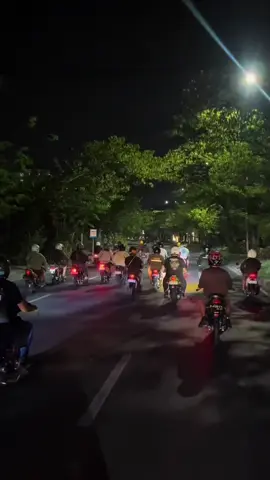 Cuma penikmat motor boros & berisik, gk lebih ツ #2stroke #twostroke #nightride #jumatgaul #surabaya 