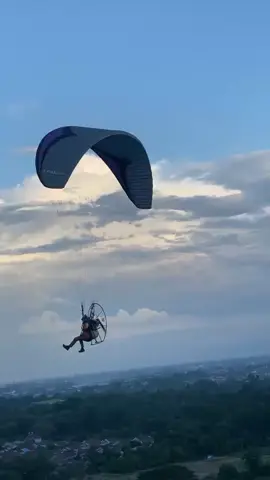 Salam dari langit Pekanbaru #paramotor #extremesport #riauparaglidingclub #viral_video_tiktok #fyppppppppppppppppppppppp 