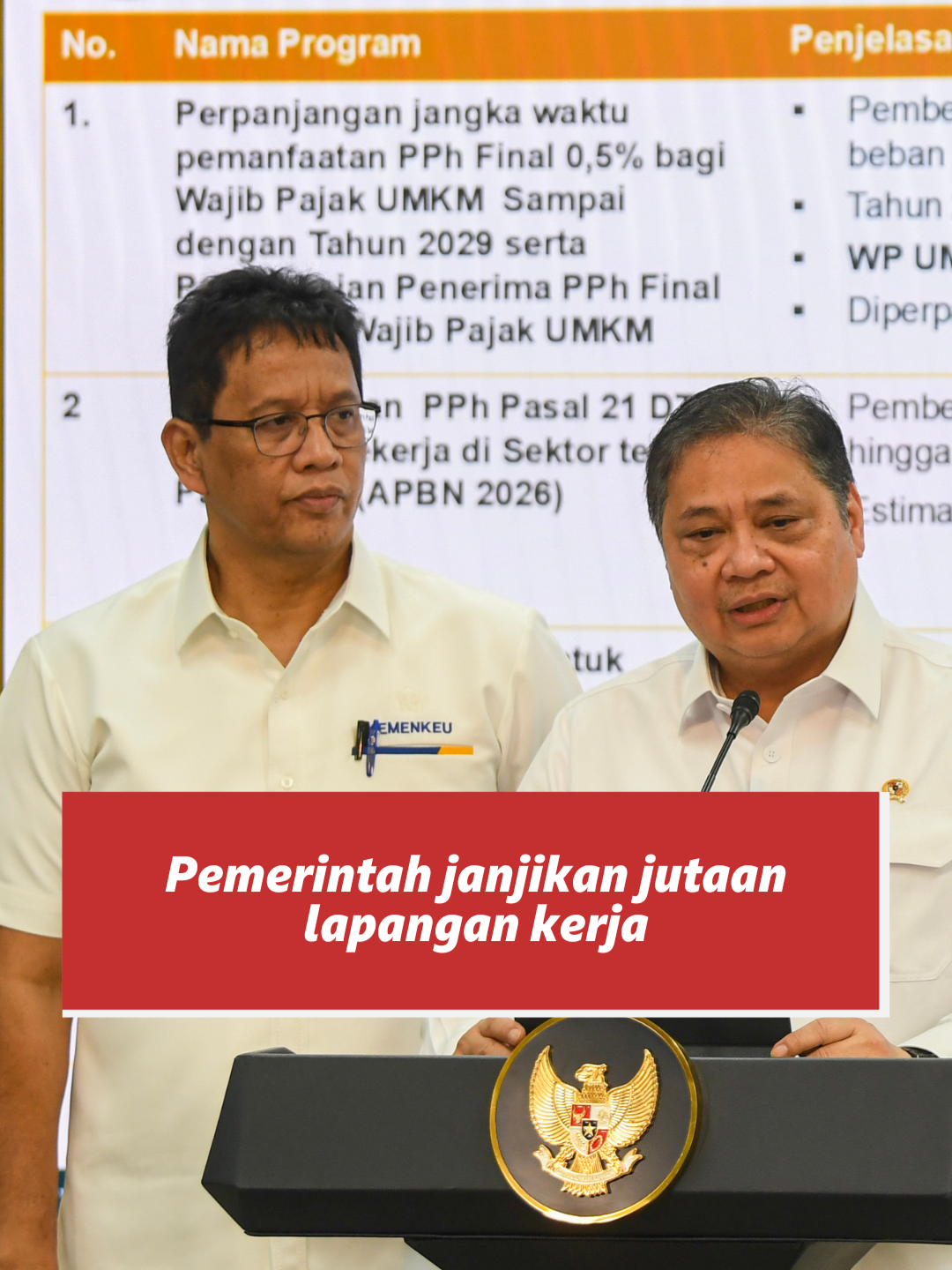 Pemerintah menjanjikan akan menyerap jutaan tenaga kerja lewat program-program Presiden Prabowo, di antaranya Koperasi Desa Merah Putih dan Perkebunan Rakyat. Apa saja rincian lapangan kerja yang akan dibuka? Simak video berikut. Catatan: Yang dimaksud Menteri Koordinator Bidang Perekonomian Airlangga Hartarto pada detik 0:13 adalah 80.000 koperasi baru. #lowongankerja #pengangguran #ekonomi #pekerjaan #Prabowo