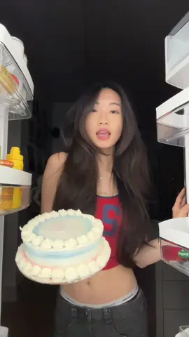 happy sweet late 600k 🥳 (cred: @kimberly kim)