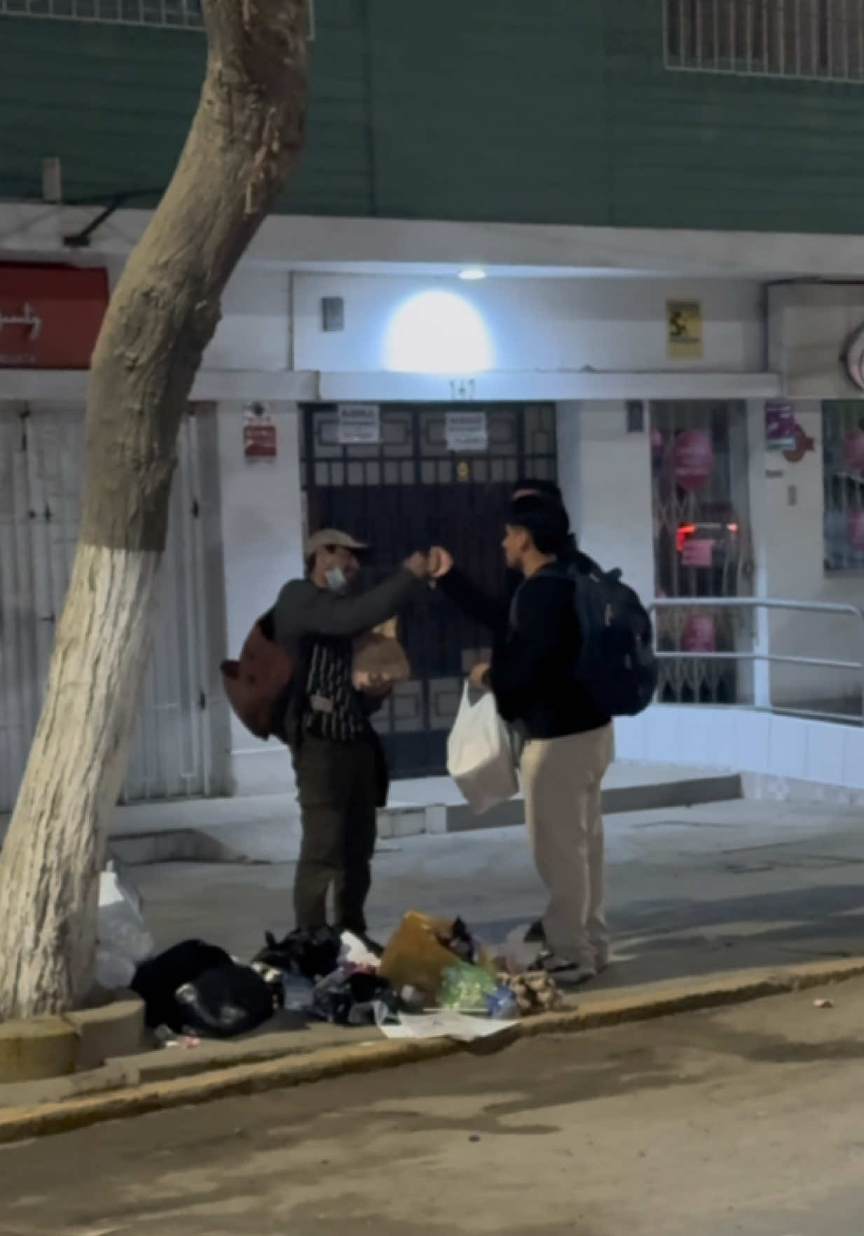 Ayer en la noche entregamos una cena con pollo a personas que lo necesitaban 🙌. También agradezco a la pollería que nos apoyó con algunos pollos @El Corralito Chicken Grill  Esto no se queda en una sola acción. Vienen más proyectos y más iniciativas para que cada vez más personas puedan recibir apoyo. Cuando nos unimos, logramos que la ayuda llegue más lejos 🙏 #trujillo #apoyo #comida #fyp #apoyen 