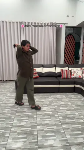 La rutina de toda ama de casa 🥹 hacer el desayuno, limpiar, lavar etc etc. pero con una buena actitud todo se pinta mucho mejor 🌸✨✨✨