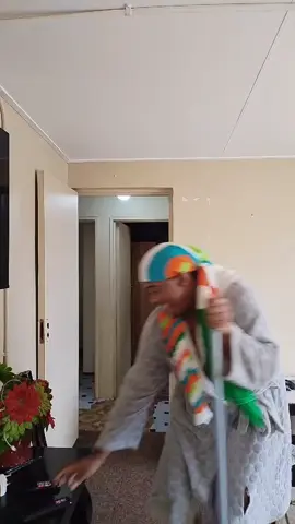My morning vibe #lesegodeeraser #cleaninghouse #relatablecontent #singing 