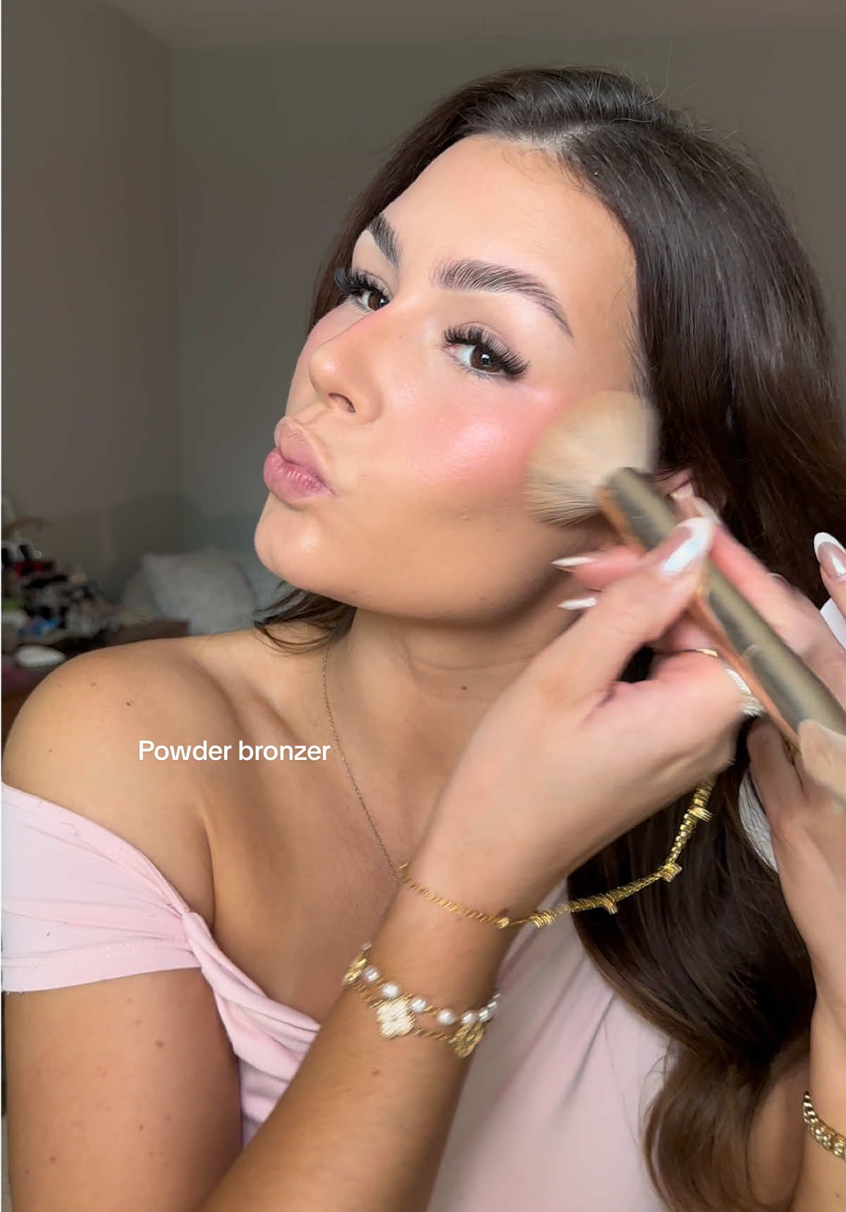 Powder bronzer before setting your base is my favorite makeup hack!!! I don’t know why I always forget to do this. Don’t lose your cream bronzer because you set with a lot of loose powder!!! Instead tap some powder bronzer on top and then add your loose powder after (only where it’s needed) What’s your favorite makeup hack?  Using @makeupbymario bronzer in light medium and @Huda Beauty pound cake setting powder  #bronzertechnique #bronzertutorial #makeupbymario 