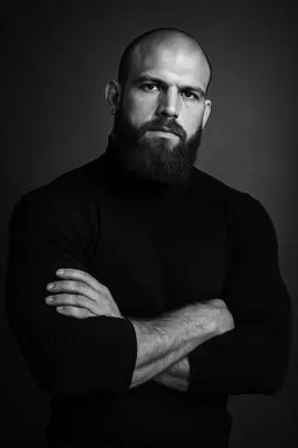 1. Откройте #ChatGPT 2. Загрузите ваше изображение 3. Напишите этот промт 👇  Высокодетализированный черно-белый портрет мужчины с фотографии в облегающей черной водолазке. Он уверенно стоит, скрестив руки на груди, и смотрит прямо в камеру со спокойным, но напряженным выражением лица. Фон — плавный серый градиент, а мягкое студийное освещение подчеркивает контуры его лица и мускулистых предплечий, создавая кинематографичную, настроенческую атмосферу. Картинку анемировал #Grok 1. Open ChatGPT 2. Upload your image 3. Write this prompt 👇 A highly detailed black-and-white portrait of the man from the photo in a fitted black turtleneck. He stands confidently with his arms crossed over his chest, gazing directly at the camera with a calm yet intense expression. The background is a smooth gray gradient, and soft studio lighting highlights the contours of his face and muscular forearms, creating a cinematic, moody atmosphere. The image was animated by Grok. 1. Öffne ChatGPT 2. Lade dein Bild hoch 3. Schreibe diesen Prompt 👇 Ein hochdetailliertes Schwarz-Weiß-Porträt des Mannes von dem Foto in einem enganliegenden schwarzen Rollkragenpullover. Er steht selbstbewusst mit über der Brust verschränkten Armen und blickt direkt in die Kamera mit einem ruhigen, aber intensiven Ausdruck. Der Hintergrund ist ein sanfter Grauverlauf, und weiches Studiolicht betont die Konturen seines Gesichts und seiner muskulösen Unterarme und erzeugt eine kinematografische, stimmungsvolle Atmosphäre. Das Bild wurde von Grok animiert.