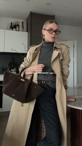 The Midi New York in brown suede has been on my wishlist for so long! She’s a beauty 🍂 @DeMellier #autumnfashion #suedebag 