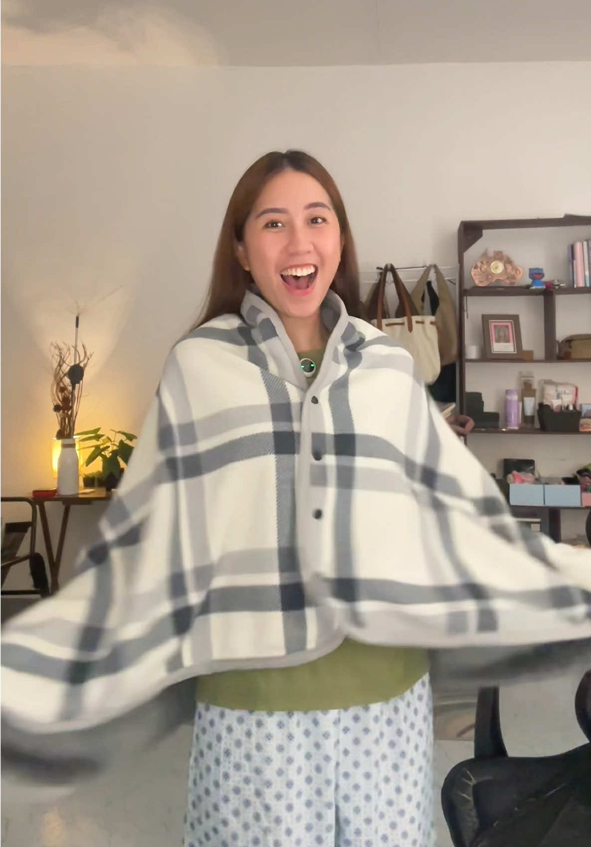 Wearable blanket or kumot na pwede suotin hahaha may ganto pala??!!! Perfect to sa mga lamigin people like me. Super lamig pa naman sa office 🥹 Nice din pang travel cause it’s very comfyyy ☁️ 😴  #wearableblanket #kumot #shawl #malamig #lamigin 