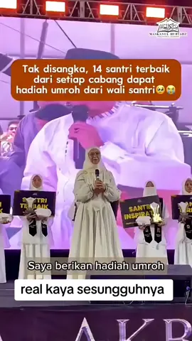 Orang kaya yg sesungguhnya 😢 terharu liat nya. Masya  allah 😭 #santri #hadiahumroh #umroh #viral #fyp 