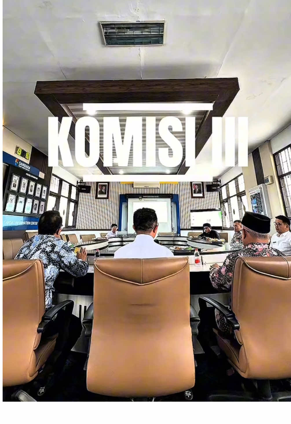 Kota Tasikmalaya - Anggota Komisi III DPRD Provinsi Jawa Barat melaksanakan kunjungan kerja ke Pusat Pengelolaan Pendapatan Daerah (P3DW) Kota Tasikmalaya.  Senin, (15/09/2025). Kunjungan ini dilakukan sebagai bagian dari evaluasi kinerja mitra kerja pada Triwulan II Tahun 2025. Melalui pertemuan ini, Komisi III ingin memastikan bahwa pengelolaan pendapatan daerah berjalan optimal, transparan, serta mampu mendukung pembangunan di Jawa Barat. Langkah ini menjadi penting untuk memperkuat koordinasi antara pemerintah daerah dan DPRD dalam meningkatkan pendapatan asli daerah.