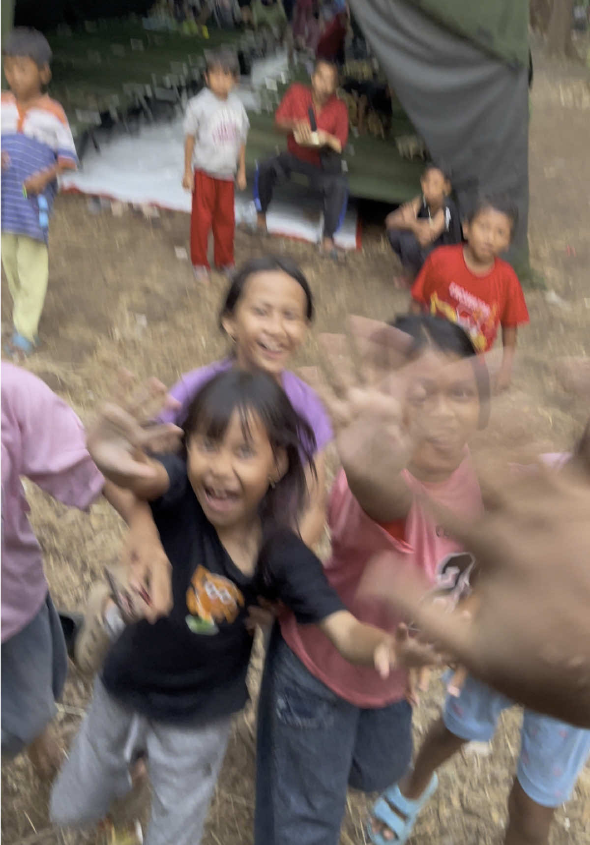 Senyum manis dan kebahagiaan mereka ditengah tengah musibah Banjir.  Para Korban terdampak Banjir Bali, September 2025. Posko 6 Pengungsian DenBekang Dam IX Udayana. Dengan 57 Kk Terdampak 182 Jiwa.  Lokasi : Jln Cokroaminotor No 33 Denpasar Barat. Disebelah RS Manuaba, Di Sebrang Point Cofee Hos Cokro. Denpasar Barat. Semoga Musibah yang menimpa Ini tidak memutus mimpi mimpi mereka 🥀🥀🥀 #banjirbali #banjir #banjirdenpsar2024 #denpasar #denpasarnow #pengungsian #korbanbanjir #korbanbanjirbali #korbanbanjir #musibah #ramalan hardgumay #fyp #fyppppppppppppppppppppppp #banjirdenpasarbali2025 