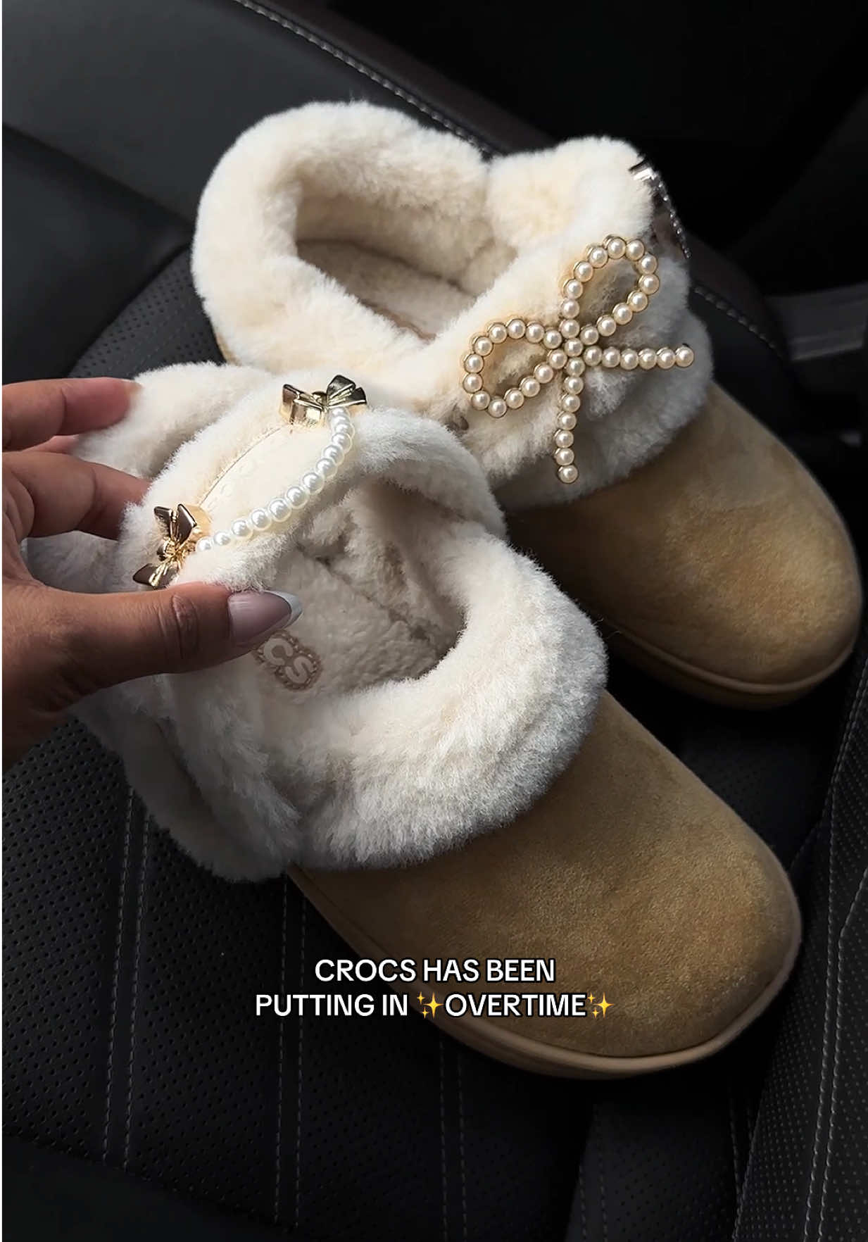 Replying to @KeganMcKenna THESE are a must have ❤️‍🔥✨🙌🏽 These are color TAN, I'm a size 7.5 wearing an 8 🤎 #crocsclogs #crocsunfurgettable #crocsnewarrivals #fallfashiontrends #fallshoes 