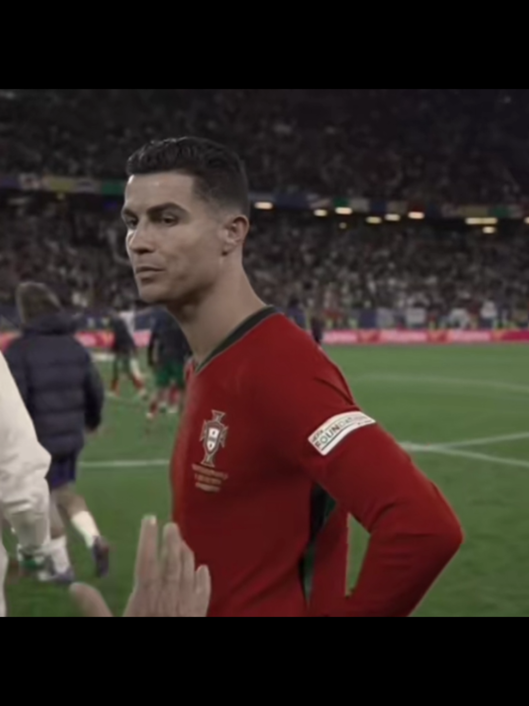 جربت شعور انك تراضي شخص وانت خاطرك مكسور منه بس عشان لا تخسره #كريستيانو #رونالدو 