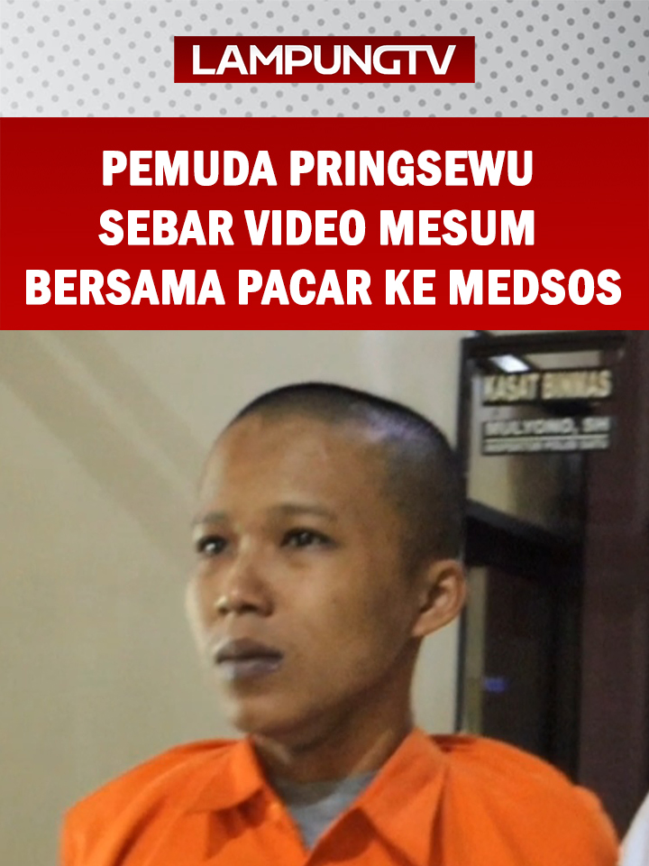 PRINGSEWU (15/9/2025) – Seorang pemuda Pagelaran ditangkap unit PPA Polres Pringsewu atas dugaan persetubuhan dan penyebaran video mesum bersama pacar ke media sosial. Pelaku mengakui sudah tiga kali menggagahi kekasihnya. Tersangka berinisial GS, warga Pagelaran, Pringsewu, ditangkap polisi di rumahnya, Kamis 45 September 2025 pukul 12.00 WIB. Ia mengakui dugaan persetubuhan dan penyebaran video mesum bersama pacarnya, seorang remaja Lampung Tengah. Video itu hasil rekaman dengan kamera handphone ketika GS mengajak hubungan intim sang pacar di rumahnya. Mereka sepakat membuat video mesum dengan dalih janji akan disebarkan ke media sosial jika salah seorang di antaranya selingkuh. Khawatir adanya perselingkuhan memang terjadi dan GS tak kuat menahan cemburu. Karena itu video mesum langsung diunggah ke Tiktok dan menjadi konsumsi netizen. Unit PPA Polres Pringsewu menangkap GS yang berusaha melawan dan coba mengelabui petugas dengan mengaku sebagai orang lain. Namun, pelaku tetap dibekuk dan masih memberontak meski sudah diborgol. Dalam proses interogasi, pemuda ini masih berusaha kabur dan ngotot menyebut polisi salah tangkap. Kasat Reskrim Polres Pringsewu AKP Johannes Erwin Parlindungan Sihombing menjelaskan pengungkapan kasus persetubuhan dengan pelaku GS. Pelaku menyebarkan video mesum ke media sosial karena motif cemburu dan tidak mau ditinggalkan pacarnya. Tersangka dijerat dengan Pasal 76D juncto Pasal 81 Undang-undang Pelrindungan Anak dengan ancaman hukuman minimal lima tahun dan maksimal 15 tahun. @lampungtelevisi.com