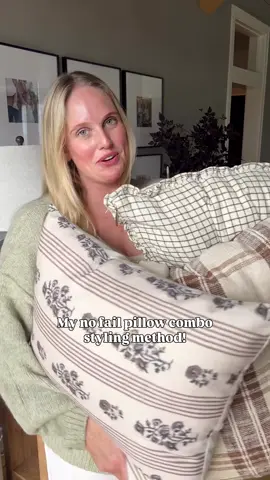 Let’s use my no fail pillow combo method to style some fall pillow combos! Here’s how I mix and match pillows while still getting a cohesive look.  All my pillow covers are currently on sale + my favorite washable, fluffy pillow inserts!  I use all 22” and 20” covers with the insert one size larger than the cover.  Head to the link in my bio to shop all that you see here! 