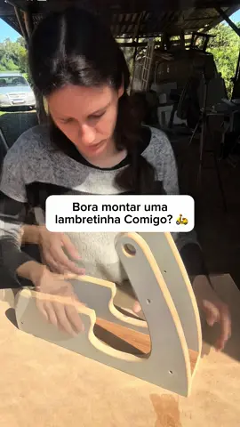 Montagem express da lambretinha 🚀💨 Em poucos minutos ela já tá pronta pra rodar!  E aí, já fez a sua lambretinha por aí? 🛵💡 Se ainda não, comenta ‘eu quero’ que eu te mando o PDF com tudo detalhadinho pra montar a sua em casa! 📩✨ #BrinquedosDeMadeira #MarcenariaCriativa #Lambretinha #marcenaria #feitoàmão    