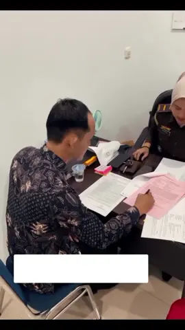 Kejari Bangka Selatan kembali tetapkan tersangka baru kasus dugaan korupsi anggaran Satpol-PP 2022–2023. Dia adalah Jumhir, ASN Satpol-PP Basel. Perannya? Teken berita acara penerimaan barang fiktif yang sebenarnya nggak pernah ada. Imbalannya? Dapat Rp20 juta secara bertahap dari rekan sesama tersangka. Akibat ulah mereka, kerugian negara ditaksir mencapai Rp412 juta. Jumhir kini resmi ditahan di Lapas Kelas IIA Pangkalpinang selama 20 hari. Sebelumnya, sudah ada 4 tersangka lain: Hasby (Kasat Satpol-PP), Rudi (PPK), Sandi (bendahara), dan Yopi (kontraktor). Kejari Basel menegaskan, penyidikan masih berlanjut dan tidak menutup kemungkinan bakal ada tersangka baru! Selengkapnya di, https://sekilasindonews.com/peran-jumhir-dalam-kasus-korupsi-satpol-pp-basel-teken-berita-acara-barang-fiktif-dan-terima-uang-rp20-juta/ @kejaribangkaselatan  #korupsi #asn #satpolpp #bangkaselatan #kejari 