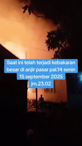 Saat ini telah terjadi kebakaran besar di anjir pasar pal.14 senin 15 september 2025 jm.23.02