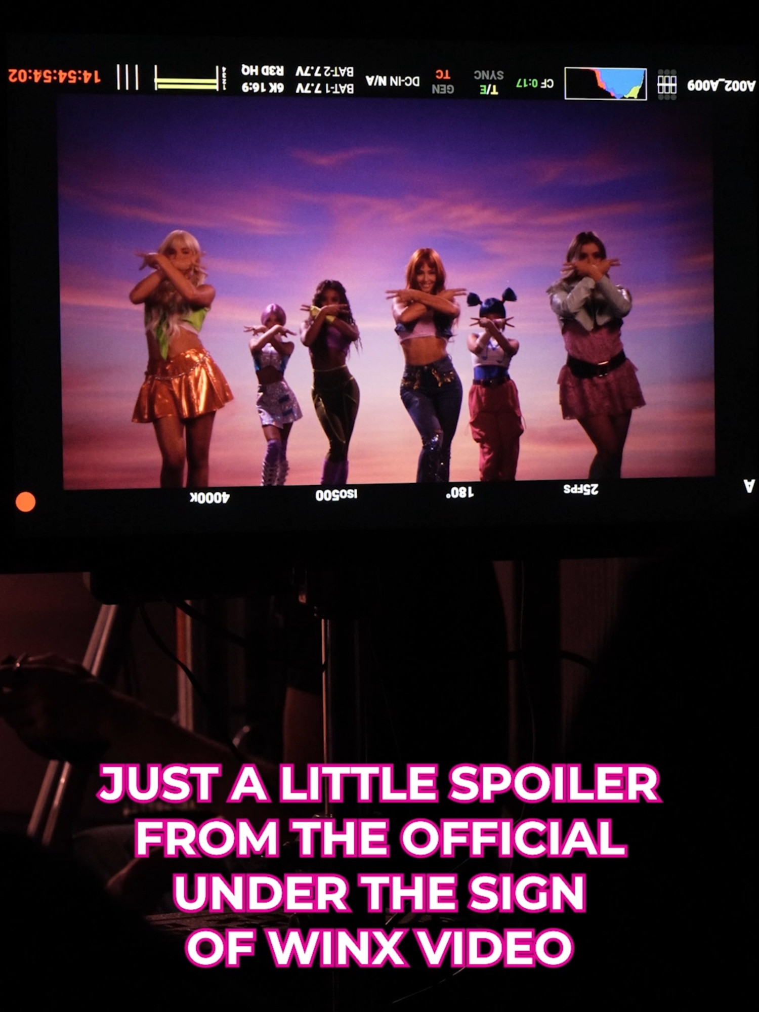 You’re not ready for this level of iconicness ✨😉 Stay tuned – the video drops soon on YouTube! #winxclub #winxclubofficial #themagicisback #winxclubthemagicisback #underthesingofwinx #davedere