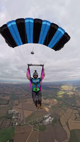 Tips to keep your landing smooth and safe ✅. Speak to a canopy coach if you have any questions #skydiving #skydive #parachute 