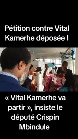 Pétition contre Vital Kamerhe déposée ! N’ayant trouvé personne au bureau, les députés pétitionnaires ont recouru à un huissier de justice. « Vital Kamerhe va partir », insiste Crispin Mbindule « Le pardon prouve qu’il a détourné. » Suivre la chaîne Parole Écrite sur WhatsApp  : https://whatsapp.com/channel/0029Vab9fesIXnm035kKgd3y Parole Écrite
