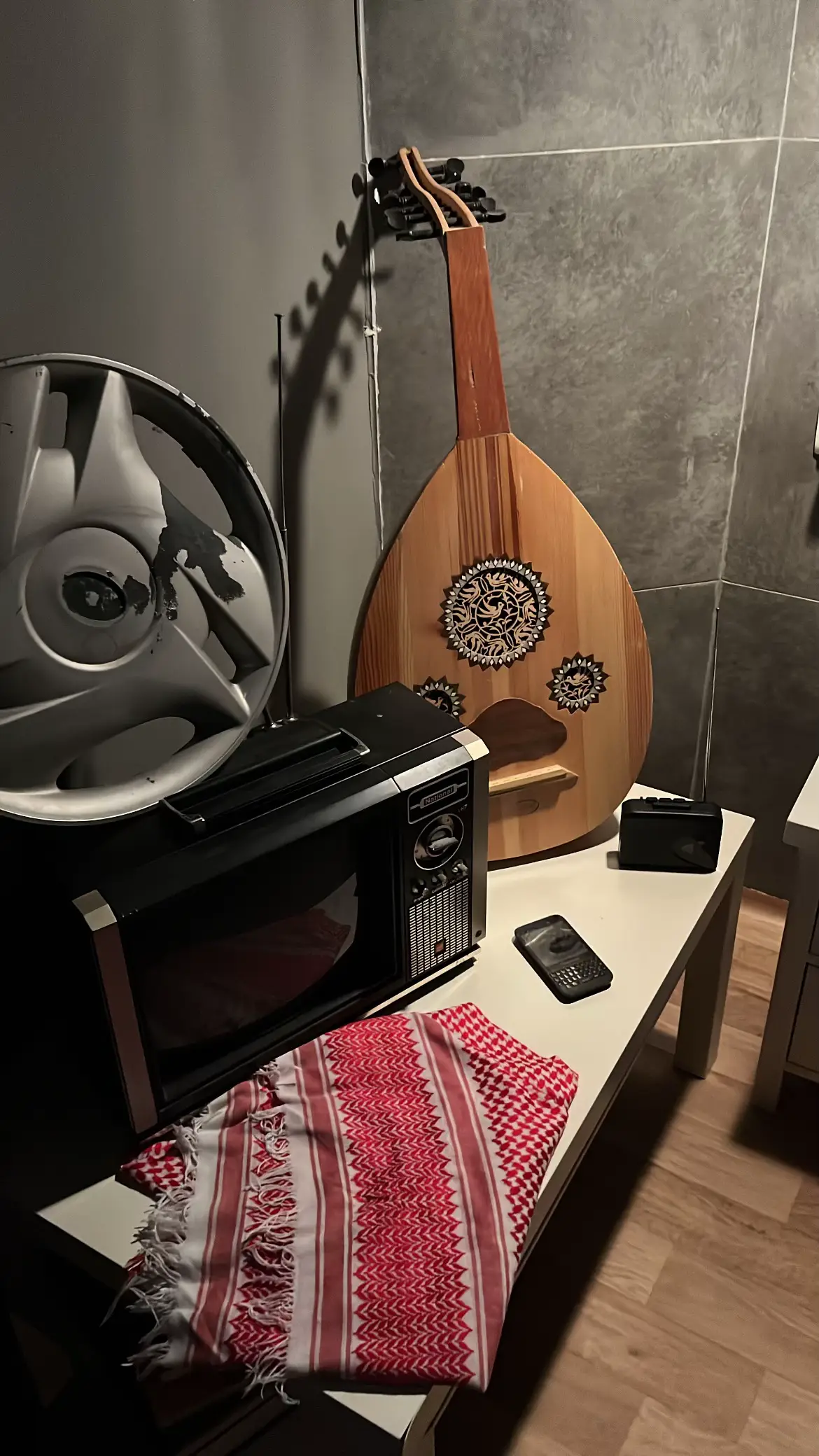 مع السلامه .. أتعب القلب فرقـاك مع السلامه .. رح وأنا غصب أبيك سافر عسى المولى يزين برعـاك سافر وأنا بقضي العمر في طواريك .. أنسى عيون .. ادمعت عند ممشاك أنسى ايدين .. عرفت بين اياديك ادله روح يا الغضي وسط دنياك عيش بحياتك هانيٍ في مماشيك واطلب عسى درب السعد تكثر اخطاك تعيش فيها دنيا سعدها يبارك وانا علي أقول يازين بأنساك لا شك اسمـر في غيابك اناجيك وانا علي أقول يازين بأنساك لا شك اسمـر في غيابك اناجيك خلي عذاب القلب .. والقلب يفداك يفداك قلب ما شكا غير ماضيك