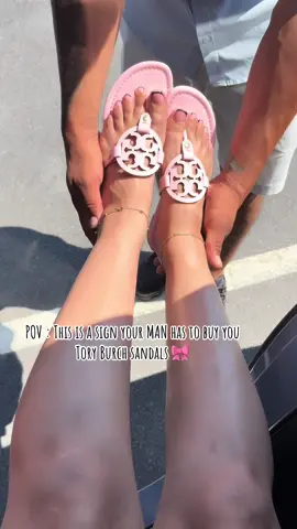 Princess treatment 👑🎀 #toryburch #toryburchsandals #pink #princess #paratii #fyp #foryoupage 