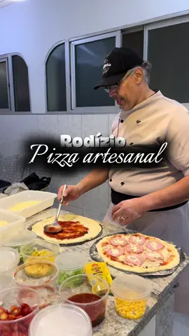 Se você é apaixonado por pizza, essa indicação vai te conquistar! O rodízio da Gourmeria Culinária, do chef Alexandre Alvarenga, é perfeito pra transformar qualquer evento em uma experiência inesquecível. 👉 Eles atendem BH e região, levam tudo até você, com pizzas artesanais, leves, super recheadas e uma variedade de sabores de dar água na boca dos clássicos até os doces irresistíveis! 🤤 E o melhor: você não se preocupa com nada, só aproveita a festa e saboreia cada pedacinho. 🎉 ✨ Já segue o @gourmeriaculianaria e salva essa dica pra garantir o rodízio mais incrível da sua vida! #CapCut #rodiziodepizza #pizzaartesanal #bh @Alexandre Alvarenga Chef 