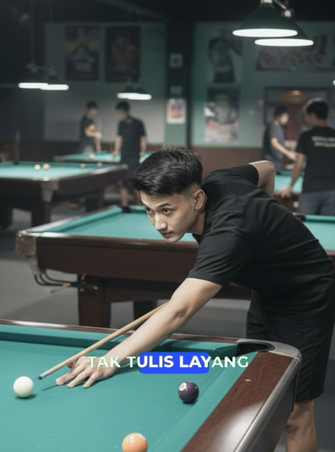 Edit foto: Tanpa mengubah wajah ubah foto ini menjadi sedang membungkuk di atas meja biliard yang akan menyodok bola biliard pakek baju hitam dan celana pendek,dengan latar belakang beberapa meja bliliard dan orang orang bermaiin biliard. #geminiai #capcut 