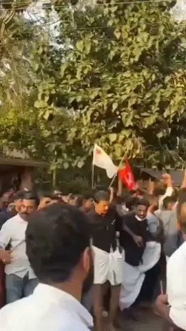 ഇത്തവണത്തെ ശ്രീകൃഷ്‌ണ ജയന്തി വീഡിയോകളിൽ ഏറ്റവും മനോഹരമായി തോന്നിയത് ഏതെന്ന് ചോദിച്ചാൽ, എൻ്റെ ഉത്തരം കണ്ണൂർ ചിറ്റാരിപറമ്പ് മണ്ണതറയിൽ നടന്ന ശോഭയാത്രയുടെത് എന്നാവും കൃഷ്‌ണ വേഷം കെട്ടിയ കുഞ്ഞുങ്ങളെയും അതിൽ പങ്കെടുക്കുന്ന അമ്മമാരെയും നോക്കി, പട്ടികളെ പര നാറികളെ എന്ന് ബോധമില്ലാത്ത പേ പിടിച്ച തെരുവ് നായകൾ കുരയ്ക്കുമ്പോഴും, കുഞ്ഞുങ്ങൾ നൃത്ത ചുവടുകൾ വെക്കുമ്പോൾ അതിനെ കൂവി വിളിക്കുമ്പോഴും തെല്ലും വകവെക്കാതെ, ഭയക്കാതെ, RSS നിരോധിത മേഖല എന്ന് FLEX വെച്ചതിന് മുന്നിൽ നിന്ന് നൃത്ത ചുവടുകൾ വെക്കുന്ന കുഞ്ഞുങ്ങളും, കൈ കൊട്ടി ആഘോഷിക്കുന്ന അമ്മമാരും.. ഇതൊന്നും മൈൻഡ് ചെയേണ്ടെന്ന് പറയുന്ന കാര്യകർത്താകളും.. എന്തൊരു ഭംഗിയാണ്.. ഇതിലും മികച്ചൊരു ശ്രീകൃഷ്‌ണ ജയന്തി വീഡിയോ ഈ അടുത്തൊന്നും കണ്ടിട്ടില്ല...❤️🙏🙏🙏❤️🚩🚩🚩🚩🚩🚩