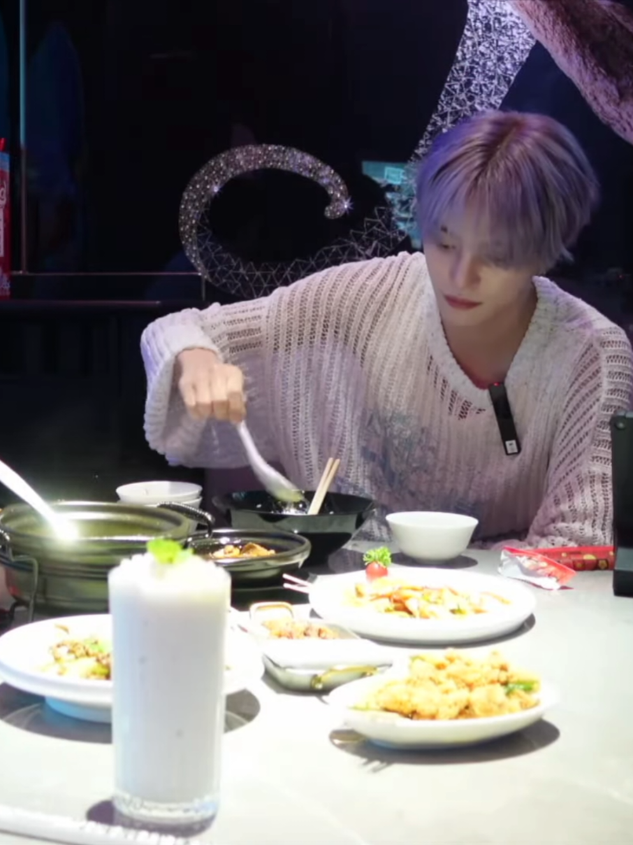 Namanya juga bayi ya masih dalam masa pertumbuhan jadi makan terus hihihi gemesss bangettt yangyang, gege nya nyanyi dia mukbang 🤏🏻🤏🏻🥰🥰😍😍😍 #yangyang #xiaojun #TEN #hendery #wayv 