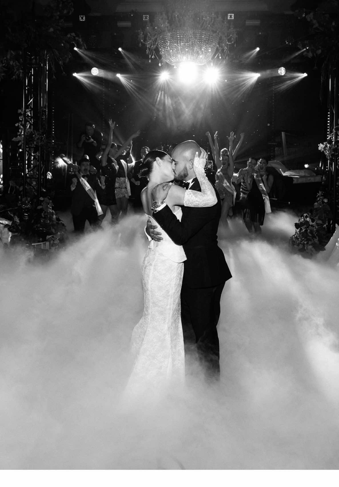 Перший танець – ми перетворили його на  унікальний перформанс. Ліжко на сцені, шоу-балет, стрічки випускників, шкільні фотографії, а в основі – справжня історія пари. Колись вони так і не станцювали свій шкільний вальс — бо любили поспати. Цього разу вони «прокинулися» вчасно й подарували гостям унікальний танець, що став символом їхньої історії. @ДЭНЧИК ЛЫСЫЙ 🤙🏻 @rita_borzikova  #денчиклысый #свадьбаденчик #ритаборзикова #денповеткин #блогери