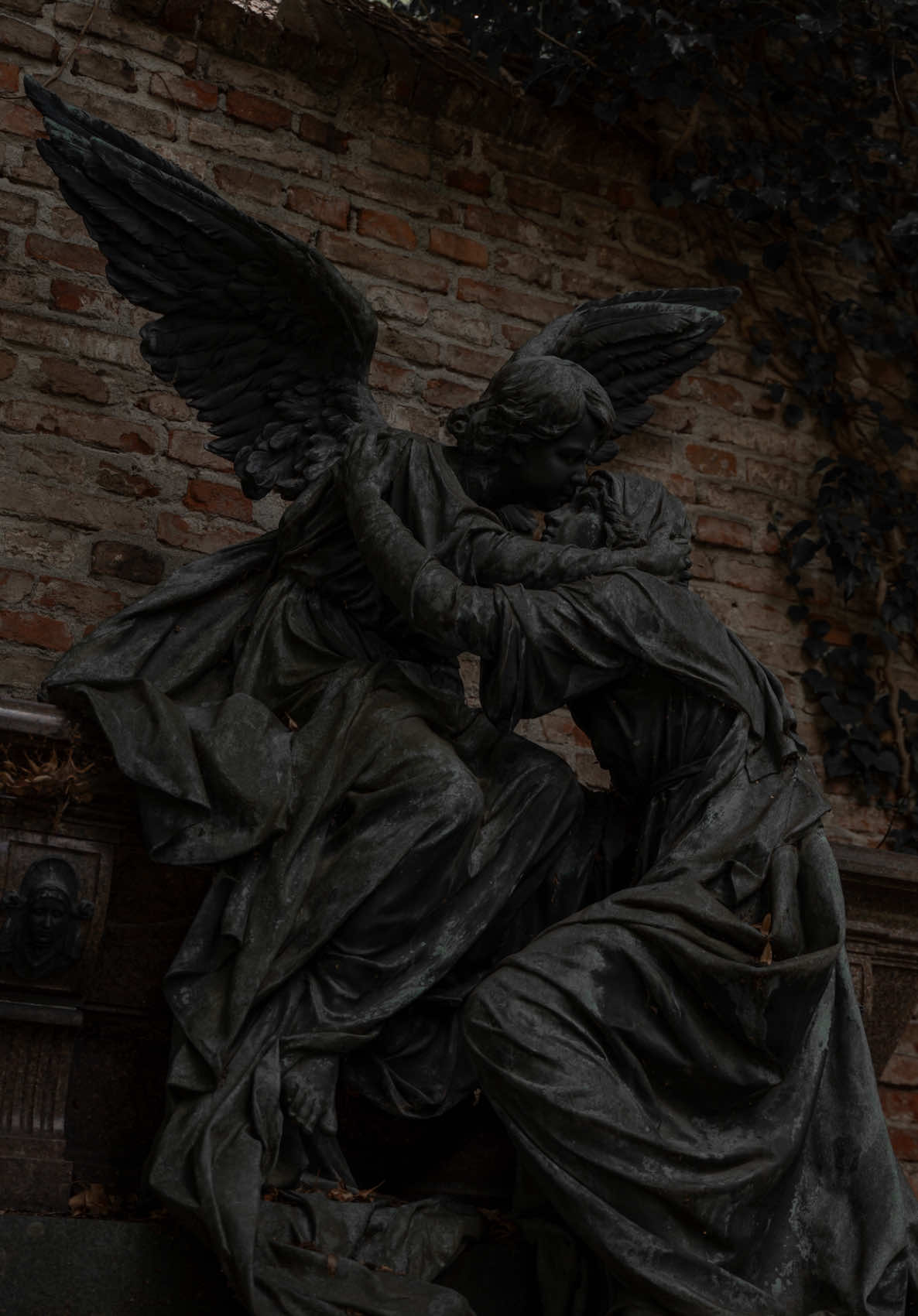 𝐅𝐢𝐧𝐝𝐢𝐧𝐠 𝐁𝐞𝐚𝐮𝐭𝐲 𝐢𝐧 𝐃𝐚𝐫𝐤 𝐏𝐥𝐚𝐜𝐞𝐬 | 𝐀𝐥𝐭𝐞𝐫 𝐒𝐮̈𝐝𝐟𝐫𝐢𝐞𝐝𝐡𝐨𝐟, 𝐌𝐮𝐧𝐢𝐜𝐡 ~ 𝐒𝐚𝐯𝐞 𝐟𝐨𝐫 𝐟𝐮𝐭𝐮𝐫𝐞 𝐭𝐫𝐢𝐩𝐬 🥀 Within the poetic, ivy-draped grounds of Alter Südfriedhof, (translating to Old South Cemetery), countless weatherworn gravestones, crumbling tombs and time-stained mausoleums lie nestled among the trees.  Now Munich’s oldest surviving burial ground, Alter Südfriedhof has transformed into one of the city’s most evocative garden cemeteries, where life and death seem to converge in beauty and decay. Beneath the canopy of ancient trees, winding paths lead through overgrown wildflowers and tangled undergrowth, leading visitors into the heart of this open-air museum of funerary art. Discover more on this fascinating location in The Alternative Guide to Munich at thealternativeguide.com/munich If you are a curious traveller follow me @thealternativeguide_ for more dark & Gothic locations around the world 🏴‍☠️ • • • #gothic #cemeterywandering #cemetery_shots #gothicandamazing #darktok                          