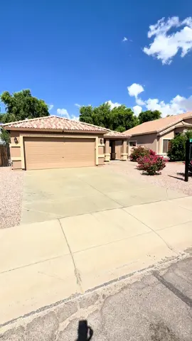Own this updated Gilbert home for about $3,100/month 🤯 FHA (3.5% down) at 6% — you’d need about $133K/yr income to qualify using the 28% rule 💸 3 🛏 | 2 🛁 | No rear neighbors | Huge backyard oasis 🌴🔥 Fresh paint, new carpet, wood-like floors, renovated kitchen, and so many upgrades throughout. 📍 3668 E Los Altos Rd, Gilbert AZ 📍 Listed by Jesse M McCarty | HomeSmart Lifestyles Follow me, @richbrecklin — your Arizona Realtor with ΓEA⅃ Broker 🏡 Keeping you up to date on what’s happening here in the Valley. #GilbertAZ #ArizonaHomes #ArizonaRealEstate #EastValleyHomes #GilbertRealtor 
