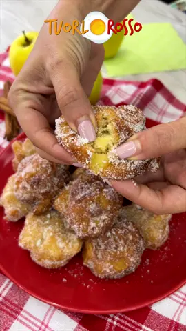 Le frittelle di mele sono così buon che una tira l’altra 🤩 Perfette per una merenda diversa dal solito 😍 📌 Ingredienti ✔️2 mele ✔️150 g di farina 00 ✔️60 g di zucchero semolato ✔️60 ml di latte ✔️30 g di olio di semi ✔️1 uovo ✔️scorza grattugiata di 1 limone ✔️succo di 1 limone ✔️1 cucchiaino di cannella ✔️1/2 bustina di lievito per dolci #tuorlorosso #lericettediflo #mele #cucinarechepassione #impararecontiktok 