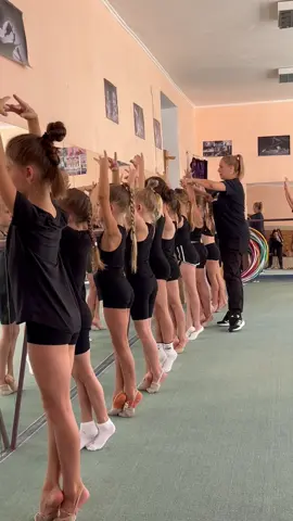 Coregrafia – partea esențială a gimnasticii ritmice. Cu răbdare, ne perfecționăm zi de zi.✨ Aici învățăm să îmbinăm disciplina cu frumusețea și eleganța. 🌸🌟 Dacă dorești să faci parte din echipa noastră, te așteptăm cu un mesaj în privat pentru mai multe detalii. 🤗 #gimnasticaritmica #flexibilitate #copii #munca #chisinaumoldova🇲🇩 