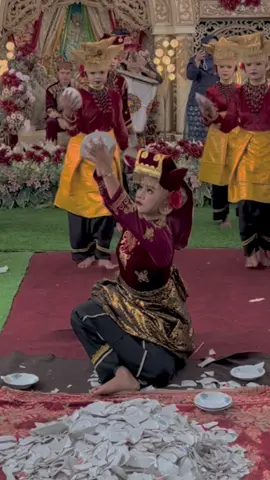 #CapCut kali ke 2 injak piring alhamdulillah aman🔥 @SANGGAR TARI MATO AIA #taripiriang #taripiriangpijakkaco #taripiringminang 